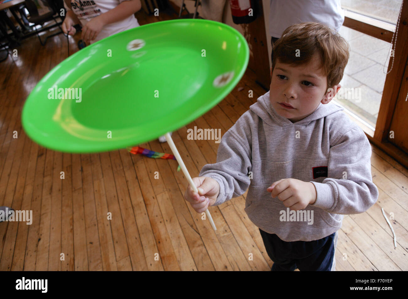 Junge Spinnen Platte in Jonglage Workshop an der St Anns; Nottingham Holding Hands festival Stockfoto