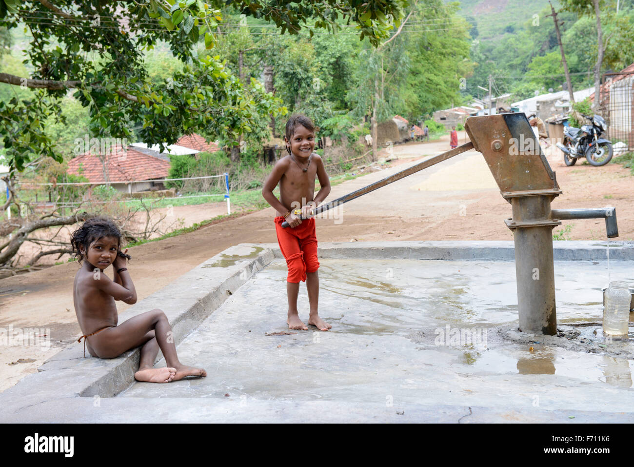 Mädchen, die Wasserpumpen von Hand-Pumpe, Visakhapatnam, Andhra Pradesh, Indien, Asien Stockfoto