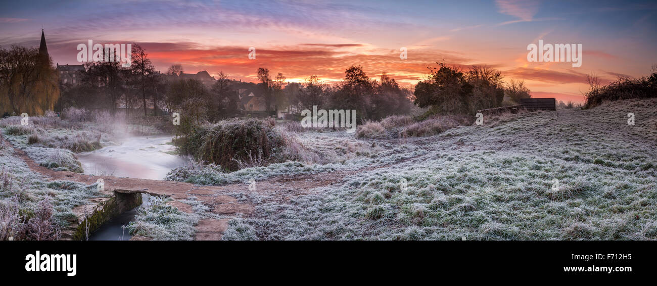 Malmesbury, Wiltshire, UK. 23. November 2015. Die ersten schweren Frost des Winters, als Tropfen Temperaturen unter dem Gefrierpunkt über Nacht in der Stadt von Malmesbury in Wiltshire. Bildnachweis: Terry Mathews/Alamy Live-Nachrichten Stockfoto