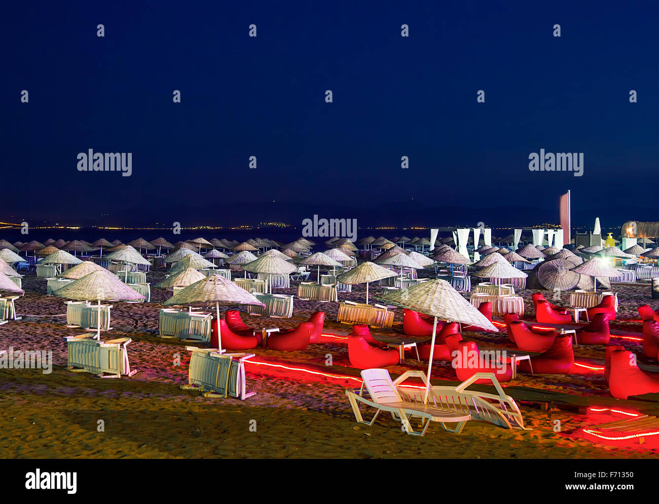 Betten und Stroh Sonnenschirme am Strand von Sarimsakli, Deutschland in der Nacht Stockfoto