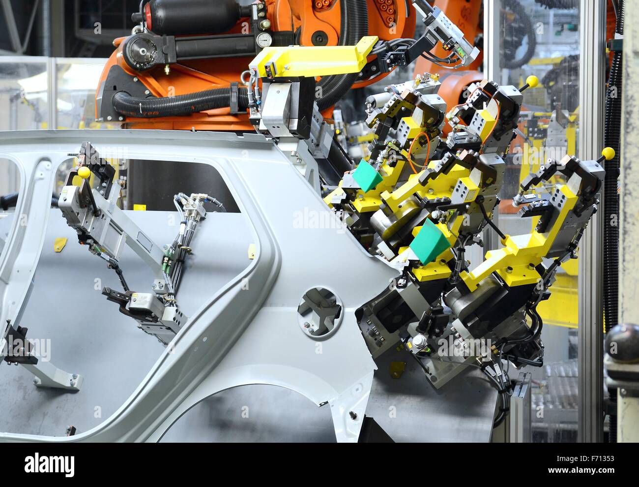 Blech gestempelt Teil für das neue Auto in der Automobilfabrik. Der Roboter besitzt Teil für Neuwagen. Stockfoto