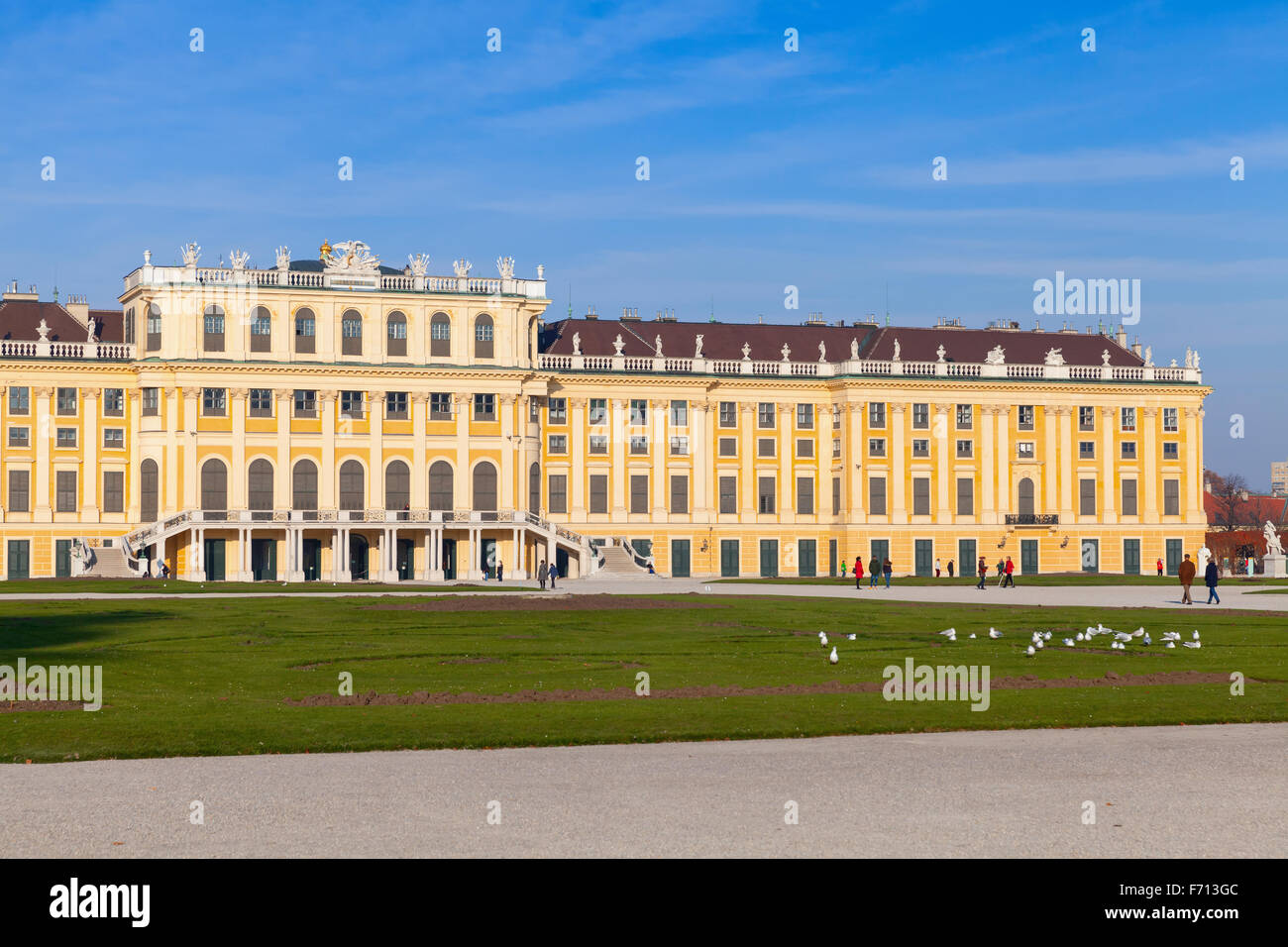 Schonbrunner palast die ehemalige kaiserliche sommerresidenz ist eine ...