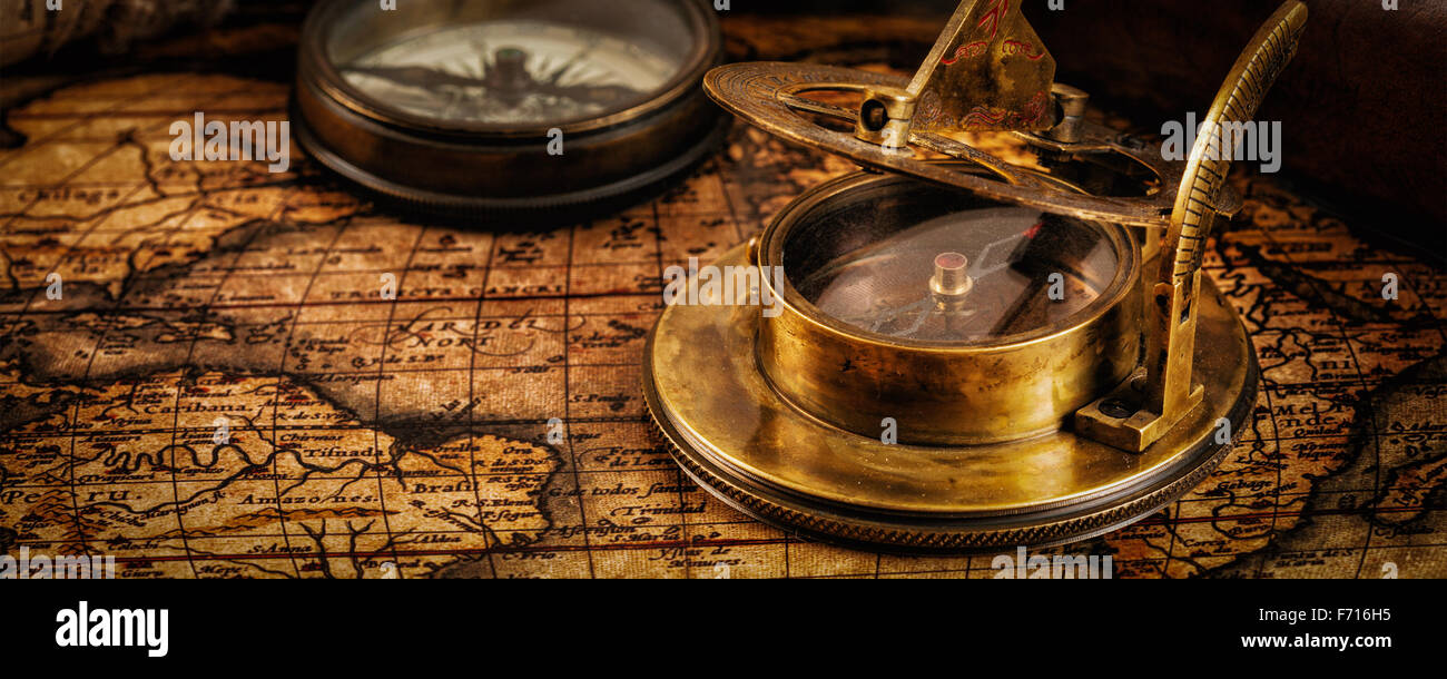 Alte Vintage Kompass auf alten Karte Stockfoto