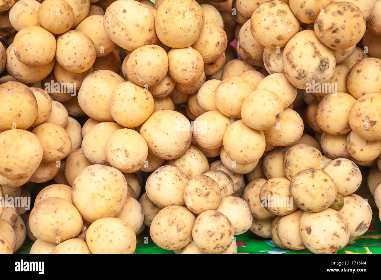 auf dem Tisch gibt es eine Menge von exotischen Früchten Stockfoto