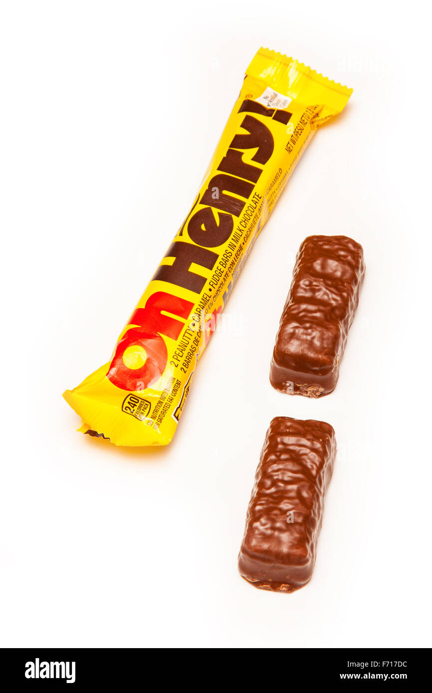 Oh Henry! eine Schokolade Schokoriegel mit Erdnüssen, Karamell und Fudge Schokolade ummantelt. Isoliert auf weißem Hintergrund. Stockfoto