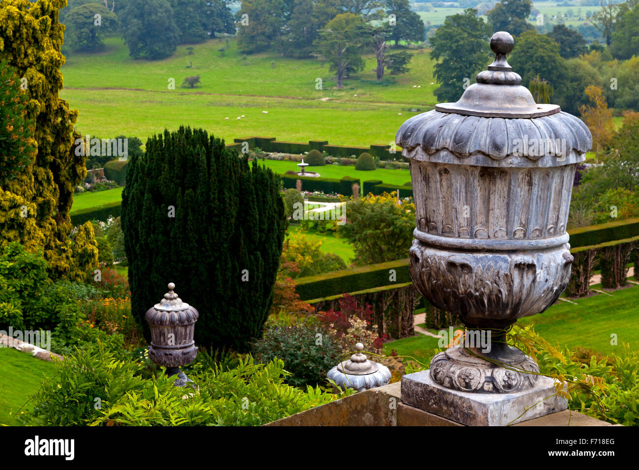 Blick über den formalen Garten am Powis Castle in der Nähe von Welshpool Powys Wales UK mit dekorativen Stein Urn im Vordergrund Stockfoto