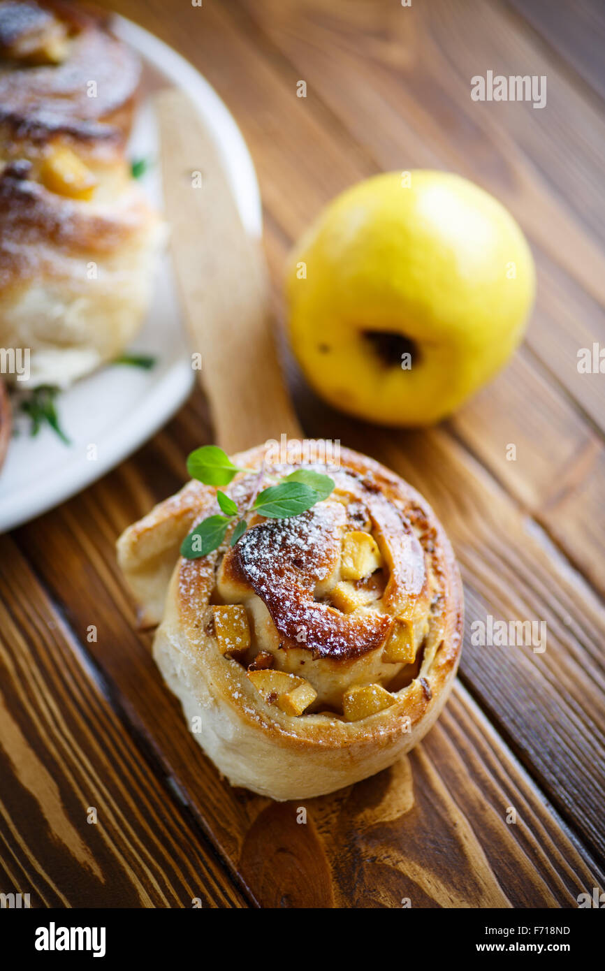 süße Brötchen mit Quitten in der Tabelle Stockfoto