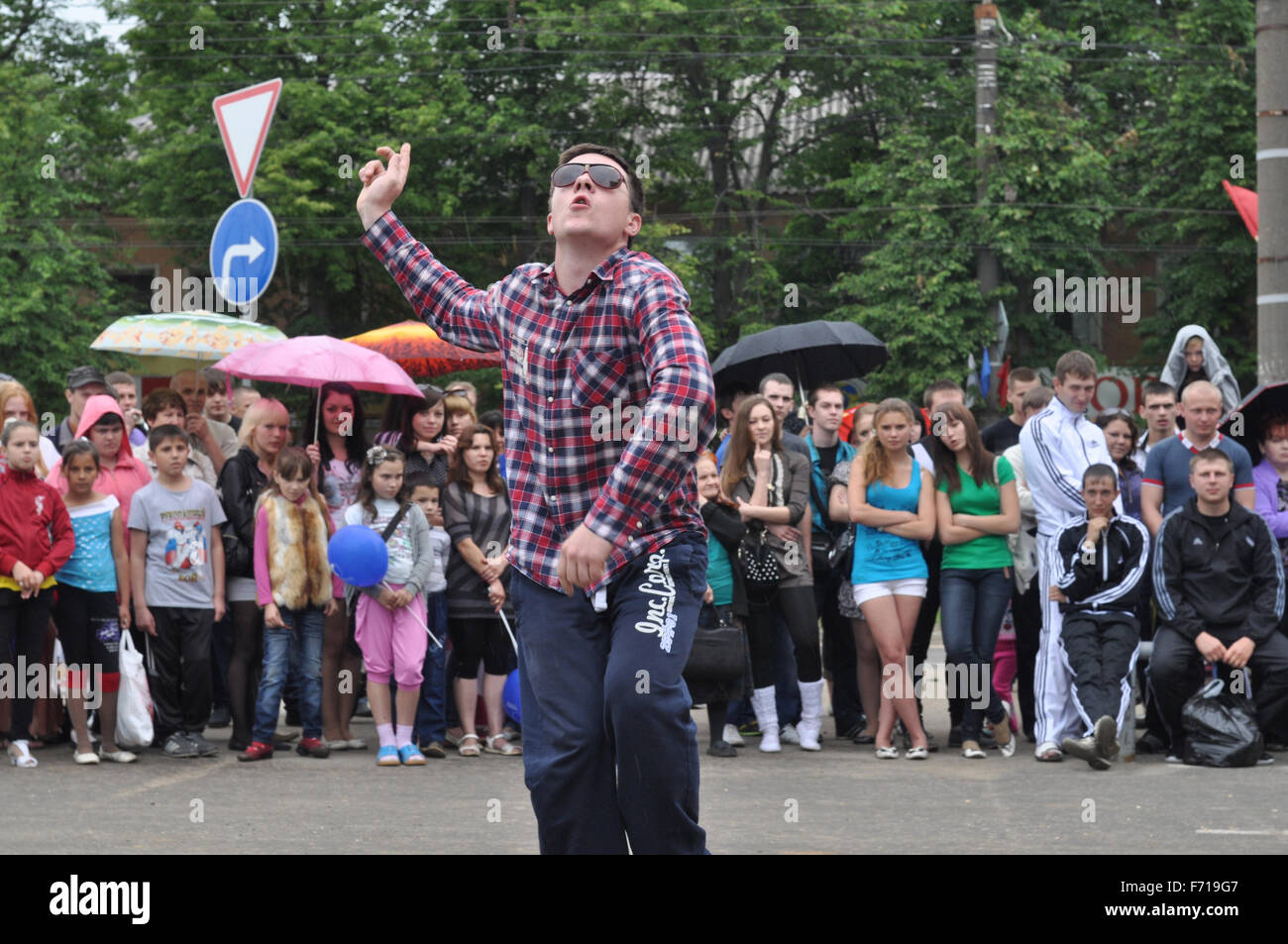 Kovrov, Russland. 10 Juni, 2012. Geburtstag der Stadt Kovrov. Ein junger Mann führt eine Dance Nummer Stockfoto