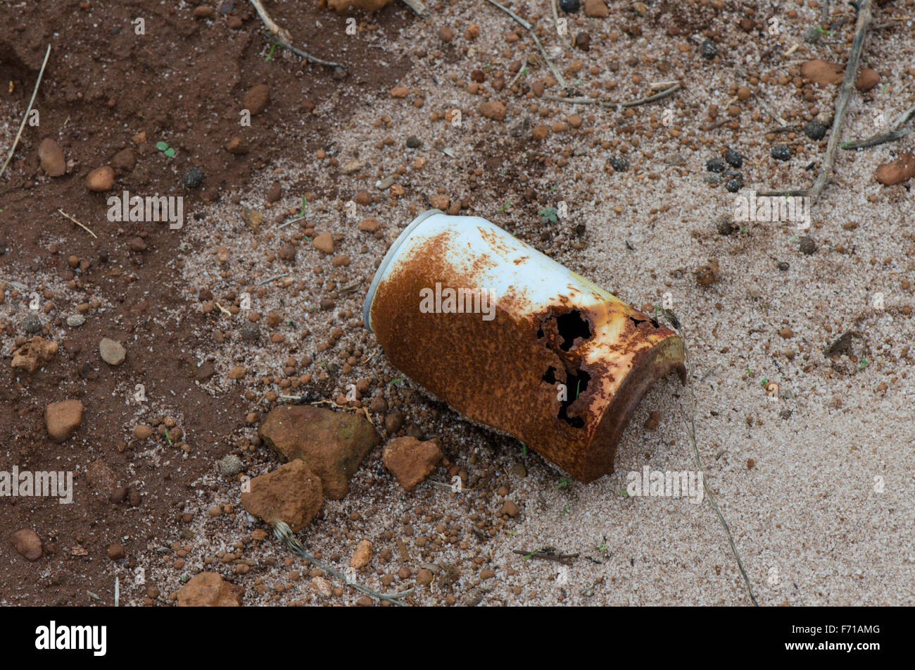 Rostige alte Blechdose im Sand hinterlassen. Stockfoto