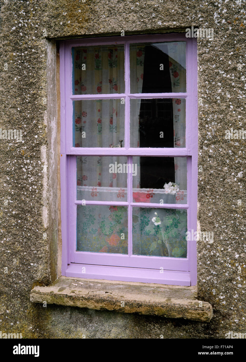 Wohnzimmer-Fenster des Hauses 1920 Croft auf der anderen Straßenseite von der Blackhouse bei 42 Arnol, Isle of Lewis, äußeren Hebriden, Schottland, UK Stockfoto