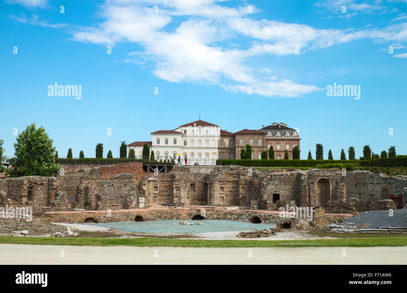 Italien, Venaria, den Königspalast mit dem Ercole Brunnen Ruinen im Vordergrund Stockfoto