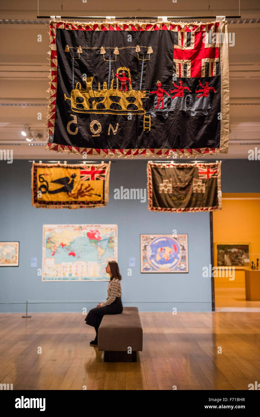 London, UK. 23. November 2015. Die Zuordnung und Kennzeichnung Zimmer enthält Karten und "angepasst" Fahnen aus um reich - Künstler und Reich - eine neue Ausstellung der Tate Britain über Imperial Bildkultur, Prüfung der Menschen, die geholfen haben, zu erstellen oder das britische Empire in ihrer Kunst zu konfrontieren. Freuen Sie sich auf mehr als 200 Gemälde, Zeichnungen, Fotografien, Skulpturen und Objekte aus über den britischen Inseln, Nord-Amerika, Karibik, Pazifik, Asien und Afrika. Bildnachweis: Guy Bell/Alamy Live-Nachrichten Stockfoto