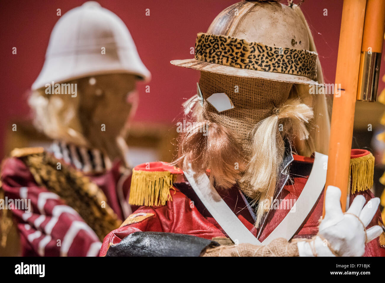 London, UK. 23. November 2015. Detail der britischen Infanterie voraus auf Jerusalem, 4. Juli 1879 und Instlallation von Andrew Gilbert, 2015 - Künstler und Reich - eine neue Ausstellung der Tate Britain über Imperial Bildkultur, Prüfung der Menschen, die geholfen haben, zu erstellen oder das britische Empire in ihrer Kunst zu konfrontieren. Freuen Sie sich auf mehr als 200 Gemälde, Zeichnungen, Fotografien, Skulpturen und Objekte aus über den britischen Inseln, Nord-Amerika, Karibik, Pazifik, Asien und Afrika. Bildnachweis: Guy Bell/Alamy Live-Nachrichten Stockfoto