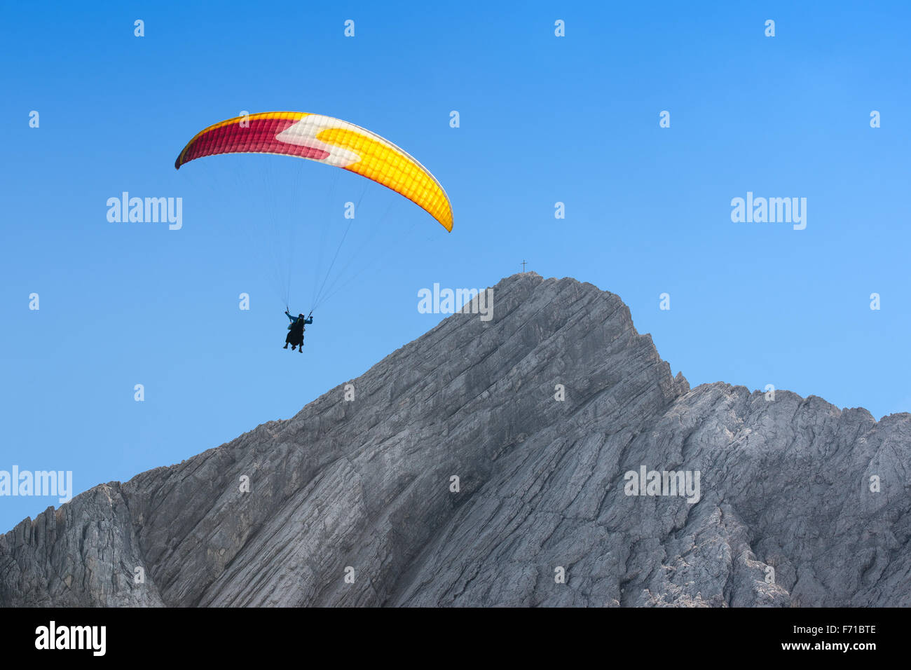 Gleitschirm frei schweben in großer Höhe in wolkenlosen Himmel über Dolomiten Alpen Gipfel mount Stockfoto