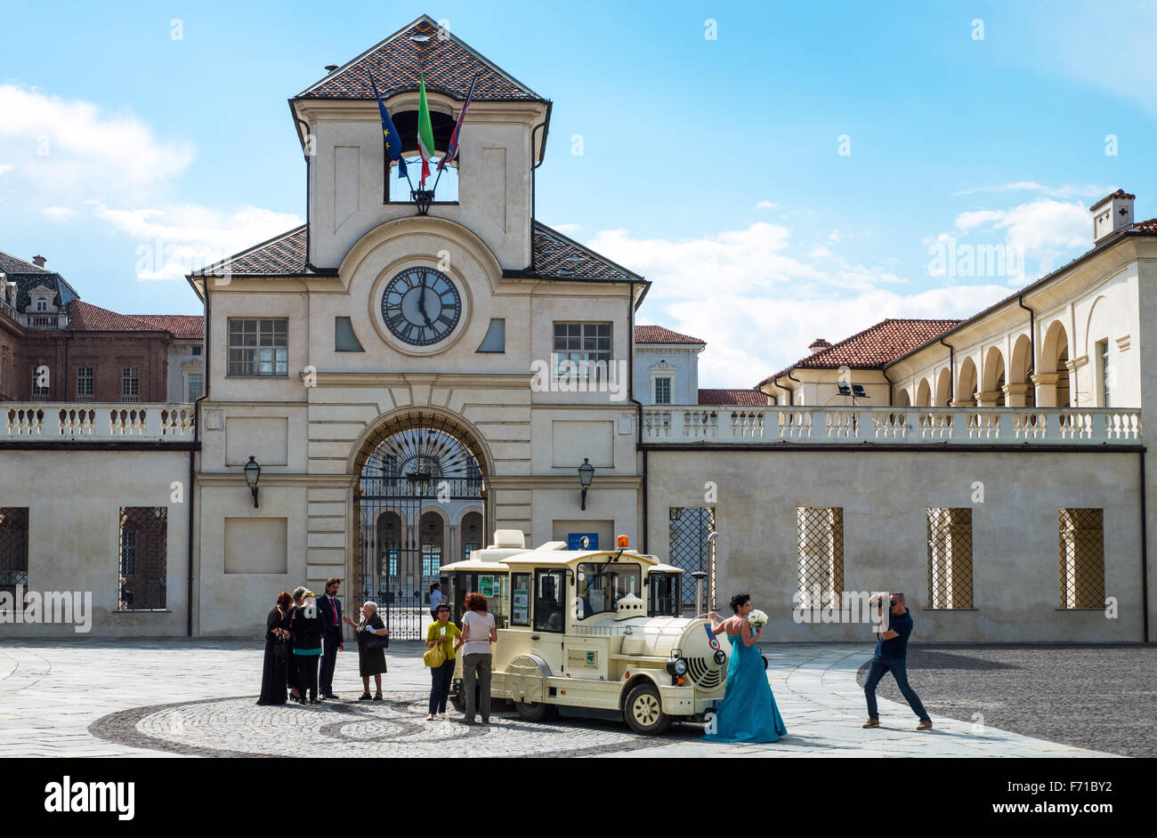 Italien, Venaria, Königspalast, Fotos von einer Hochzeit vor dem Haupteingang unter dem Uhrenturm Stockfoto