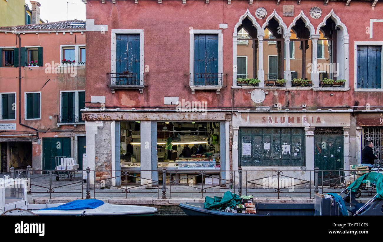 Venedig-Castello, Geschäfte und verwitterte Häuser mit venezianischen gotischen Bogenfenstern neben Kanal Rio Di Sant'Anna Stockfoto