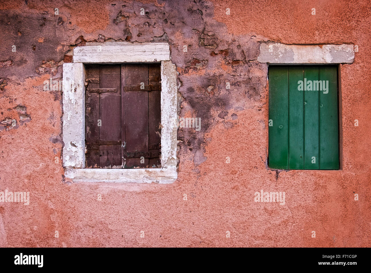 Venedig Italien außen Hausbau Detail, Wasser beschädigt bemalten Wand und Fenster Fensterläden Stockfoto