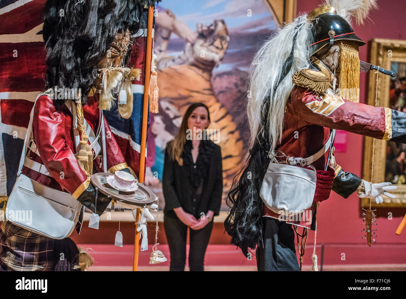 London, UK. 23. November 2015. Britische Infanterie voraus auf Jerusalem, 4. Juli 1879 und Instlallation von Andrew Gilbert, Prüfung 2015 - Künstler und Reich - eine neue Ausstellung der Tate Britain über Imperial Bildkultur, der Menschen, die geholfen haben, zu erstellen oder das britische Empire in ihrer Kunst zu konfrontieren. Freuen Sie sich auf mehr als 200 Gemälde, Zeichnungen, Fotografien, Skulpturen und Objekte aus über den britischen Inseln, Nord-Amerika, Karibik, Pazifik, Asien und Afrika. Bildnachweis: Guy Bell/Alamy Live-Nachrichten Stockfoto