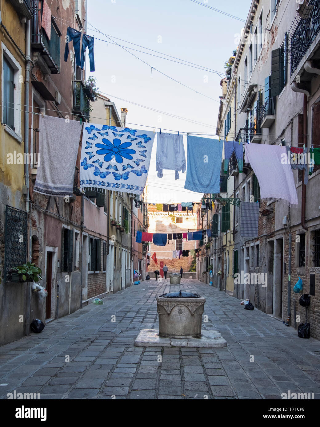 Venedig-Castello. Typische venezianische Straße mit Wasser Brunnen, Wäsche waschen, Linien und Müllsäcke Sammlung in Erwartung Stockfoto