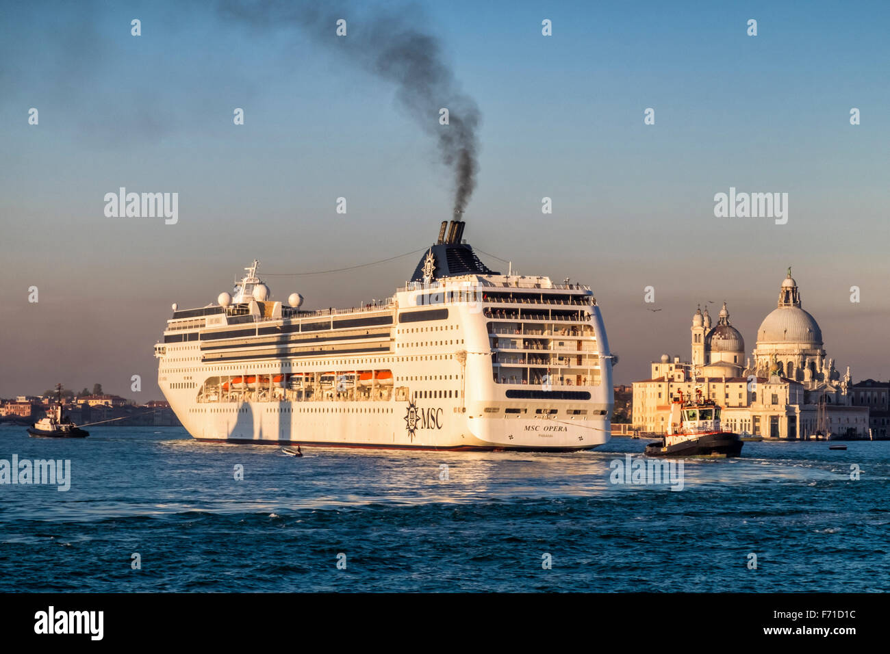 Venedig Italien Basilica Di Santa Maria Della Salute Kreuzfahrt Schiff Msc Opera Ankunft In Venedig Mit Touristen Stehen An Deck Stockfotografie Alamy