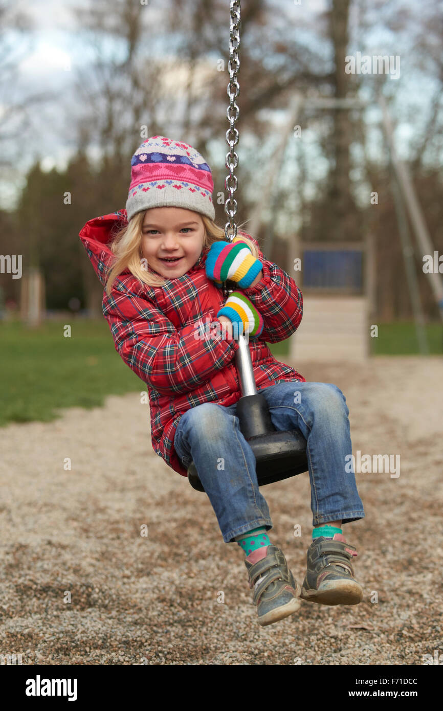 Kind Mädchen befreit auf Flying Fox Spielgeräten auf einem Kinderspielplatz. Wippe, gleiten, fliegen, Seilrutsche Stockfoto