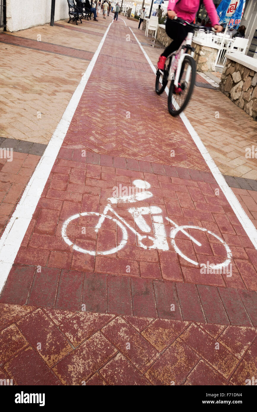 Zyklus Lane neben Strand mit Radfahrer, Costa del Sol Spanien nähert. Stockfoto