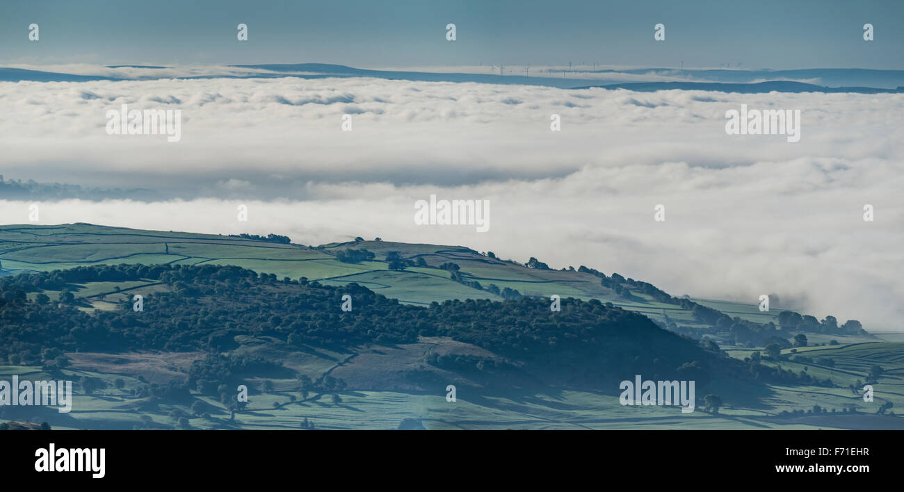 Cloud-Umkehrung in den frühen Morgenstunden in den Yorkshire Dales. Stockfoto