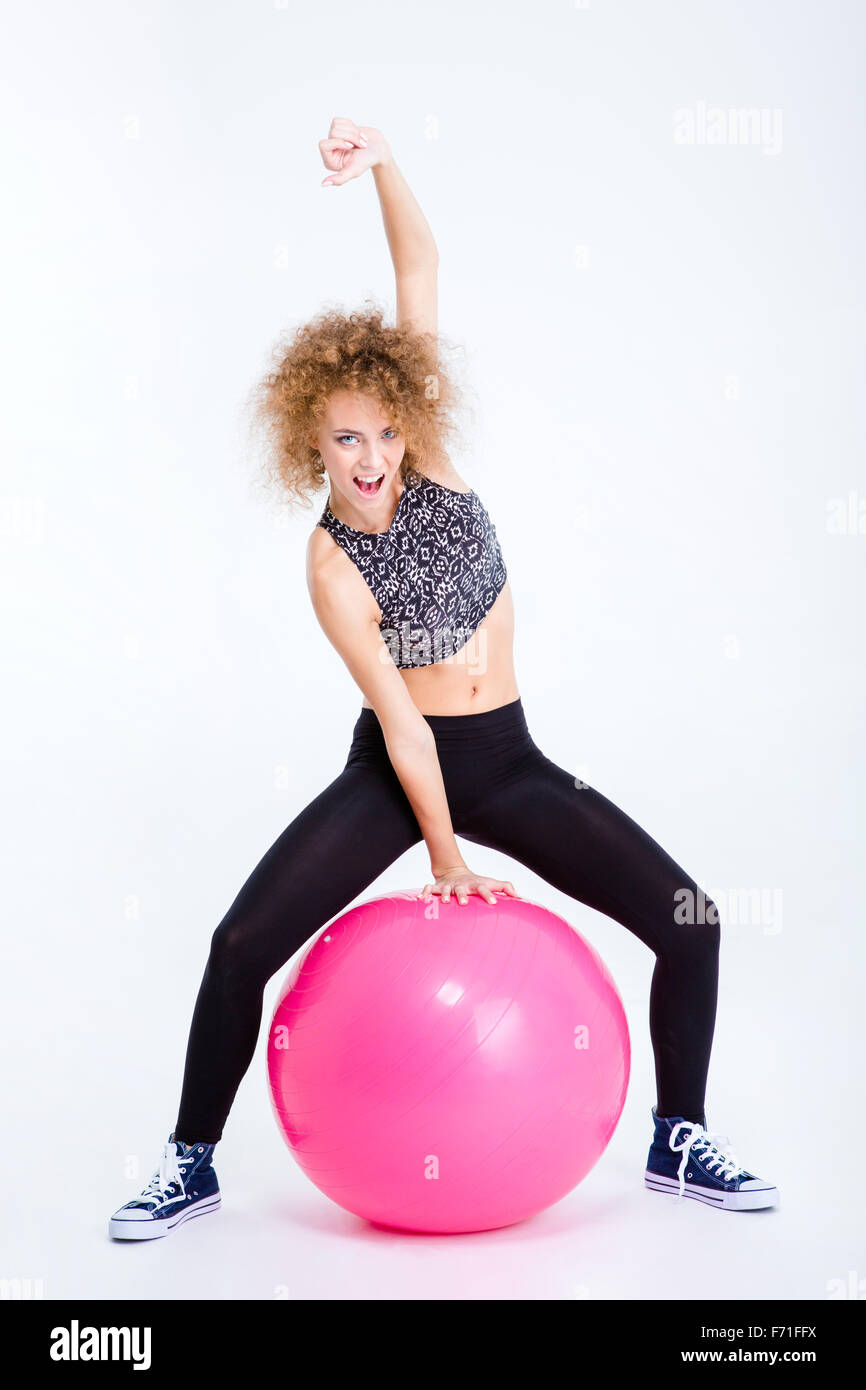 Porträt von eine junge lustige Frau Training mit Fitness-Ball auf einem weißen Hintergrund isoliert Stockfoto