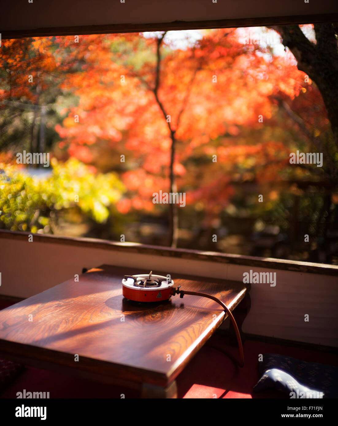 Ein Restaurant im Freien, die traditionelle japanische Küche im Tal, dient hat tolle herbstliche Farbtöne in Takao, Kyoto, Japan. Stockfoto