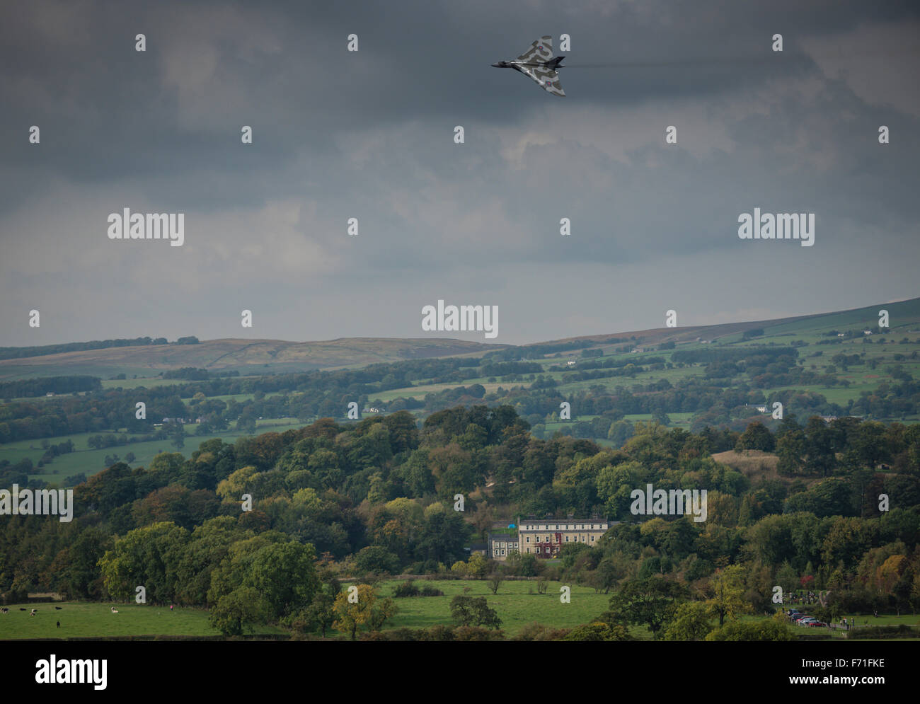 Vulcan-Bomber fliegen über den Ribble Valley. Stockfoto