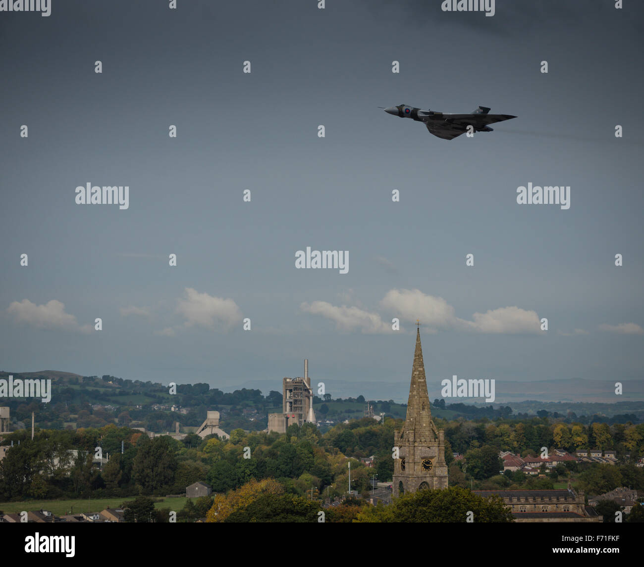 Vulcan-Bomber fliegen über den Ribble Valley. Stockfoto