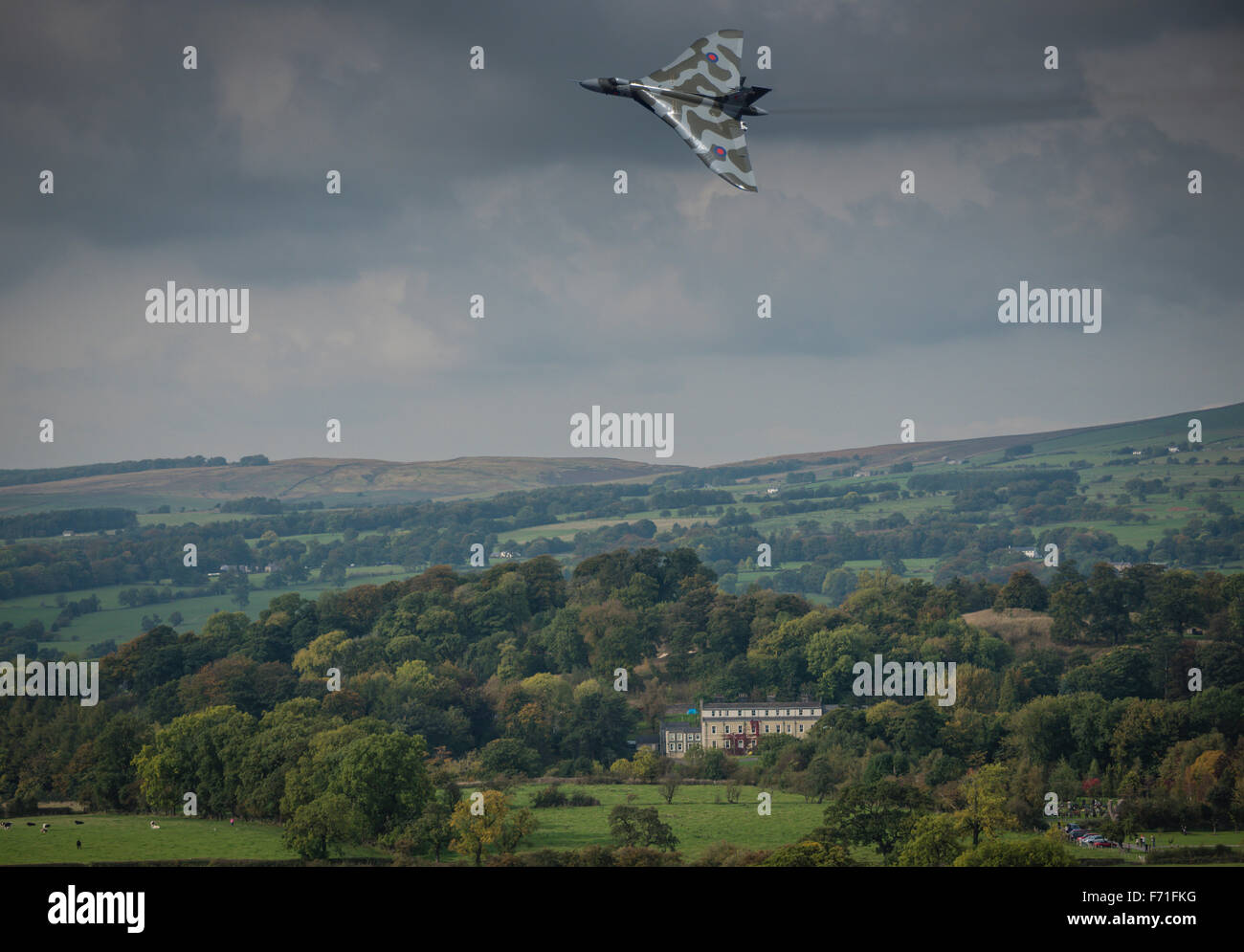 Vulcan-Bomber fliegen über den Ribble Valley. Stockfoto