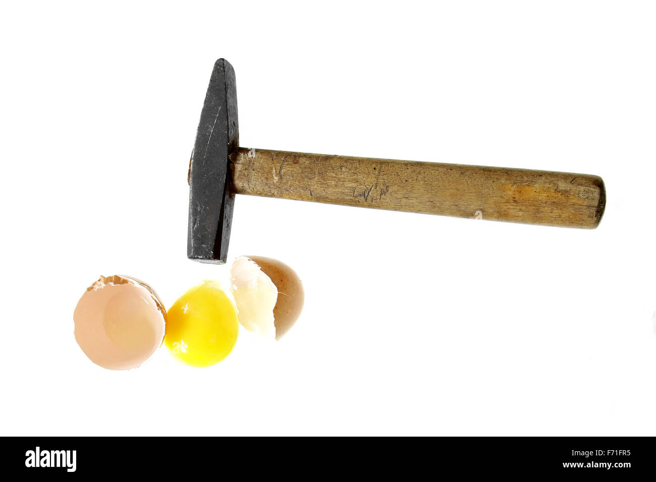 Sie können ein Omelett machen, ohne Bremsen ein paar Eiern Sprichwort Hammer zerbrochen ei isoliert auf weißem Hintergrund Stockfoto