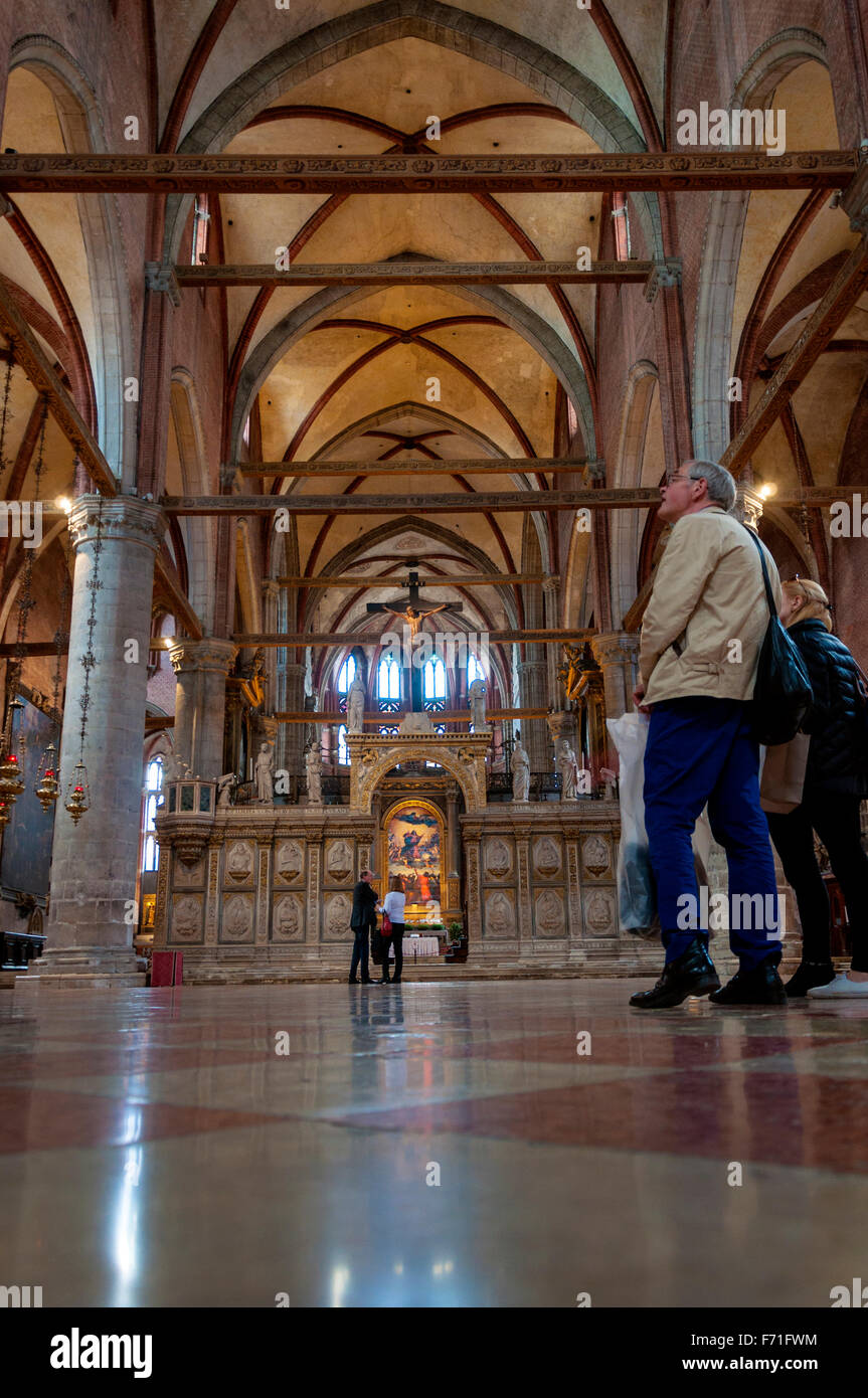 Besucher in der Basilika Santa Maria Gloriosa dei Frari Kirche in Venedig, Italien Stockfoto