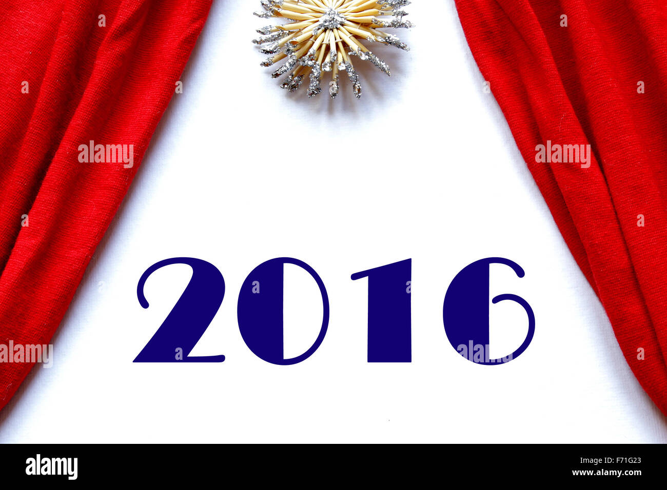 rote Vorhänge Theater Bühne weißen Hintergrund frohes neues Jahr 2016 Polarstern oben Stockfoto