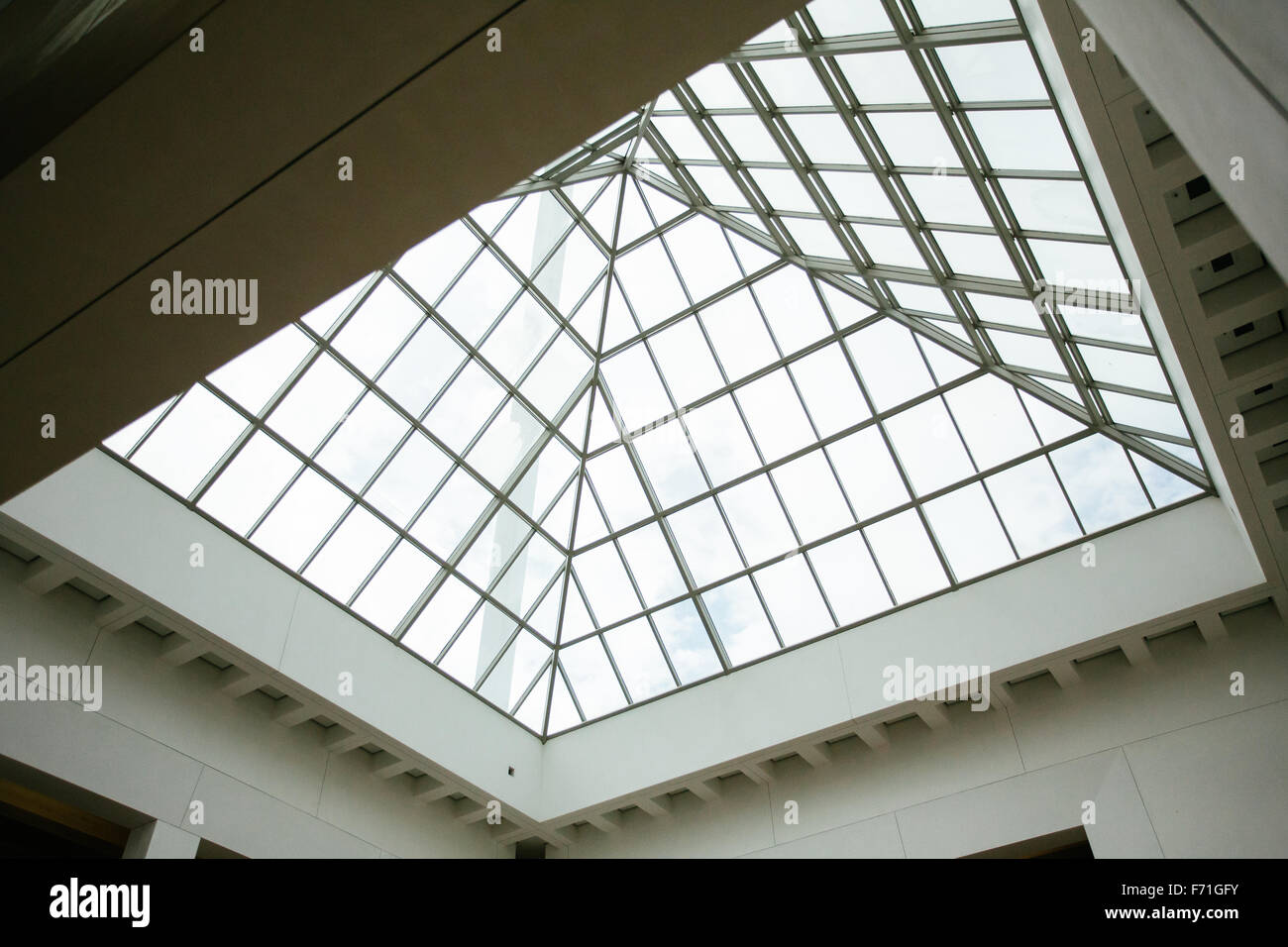 Pyramide-Fenster auf dem Dach Stockfoto