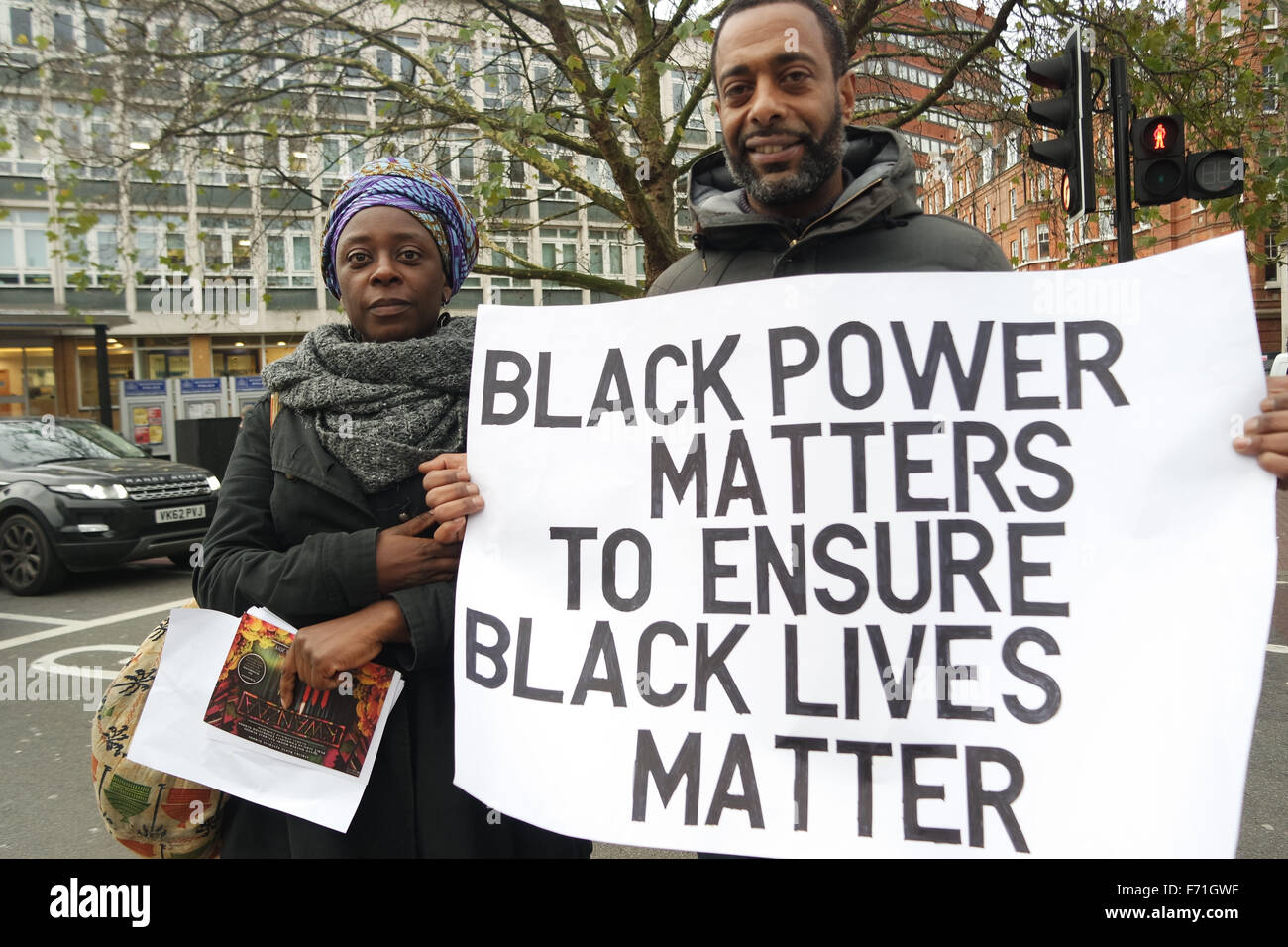 Ricky Bishop Fans stehen vor der Polizeistation von Brixton Stockfoto