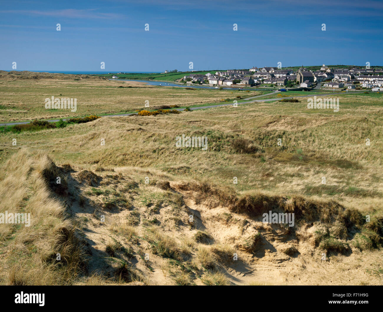 Blick über Aberffraw Dünen zum Dorf und der Fluss Ffraw, Anglesey, North Wales, UK Stockfoto