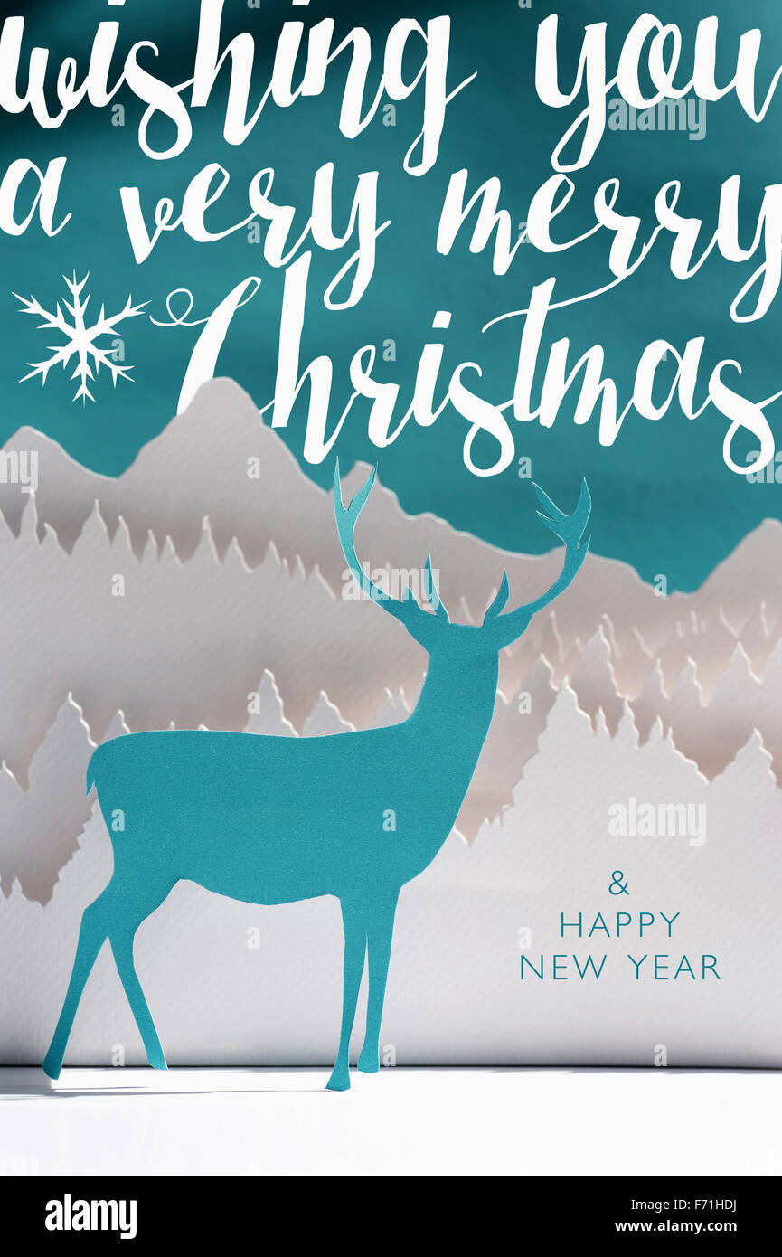 Frohe Weihnachten, frohes neues Jahr 2016 handgeschöpftes Papier Kunst-Winter-Szene geschnitten: Blauer Hirsch Papercraft mit Schnee Waldlandschaft Stockfoto