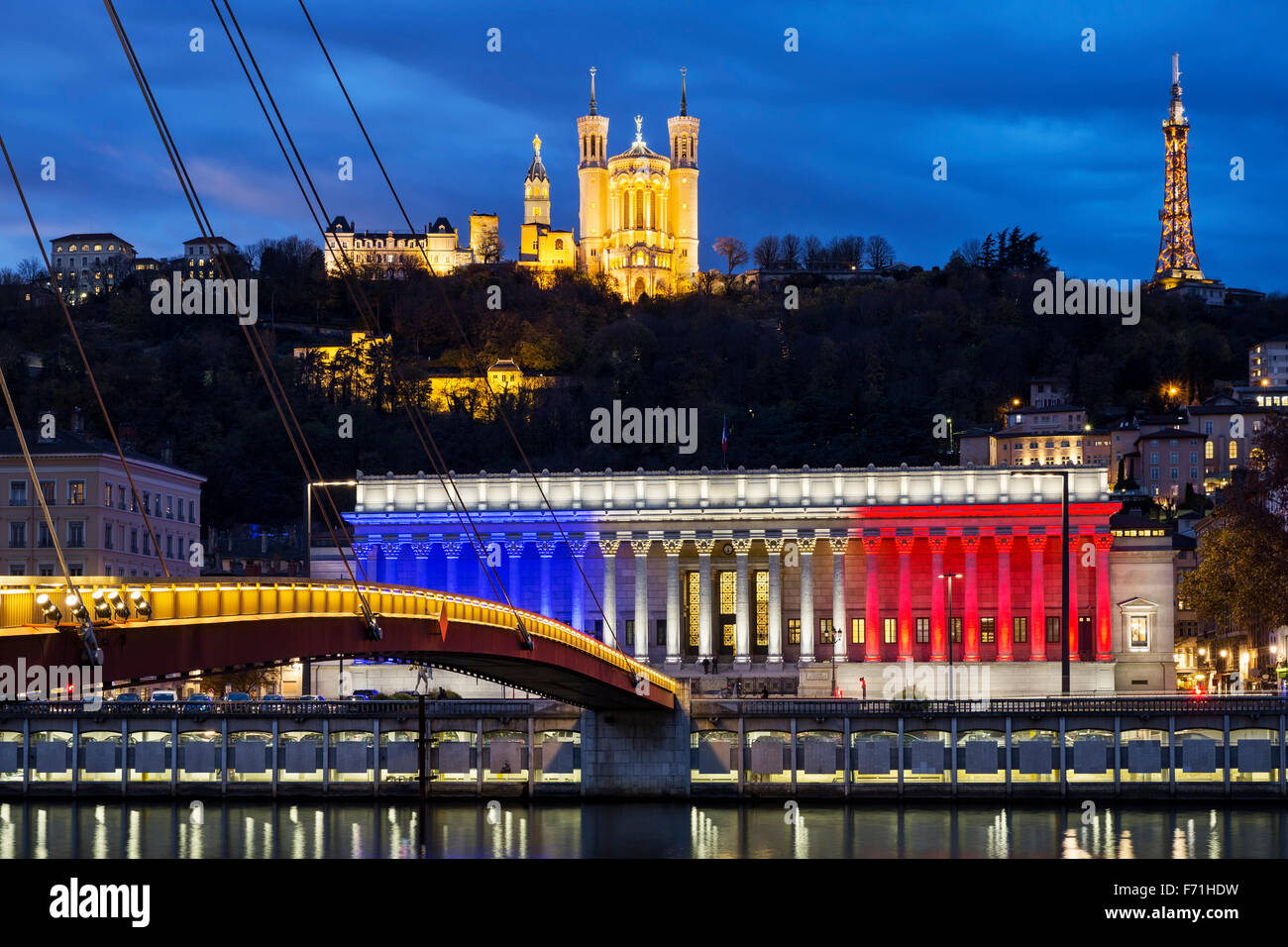 LYON-Frankreich 19. November 2015: Das historische Gerichtsgebäude von Lyon mit den Farben der Flagge von Frankreich mit Basilika Fourvière über th Stockfoto