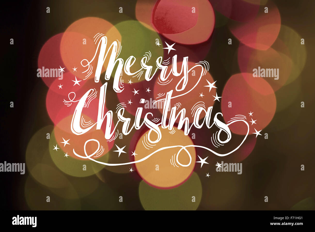 Frohe Weihnachten Karte, Beschriftung mit Sternen und handgezeichneten Bokeh abstrakten Weichzeichnen Hintergrund. Ideal für die Ferienzeit Stockfoto