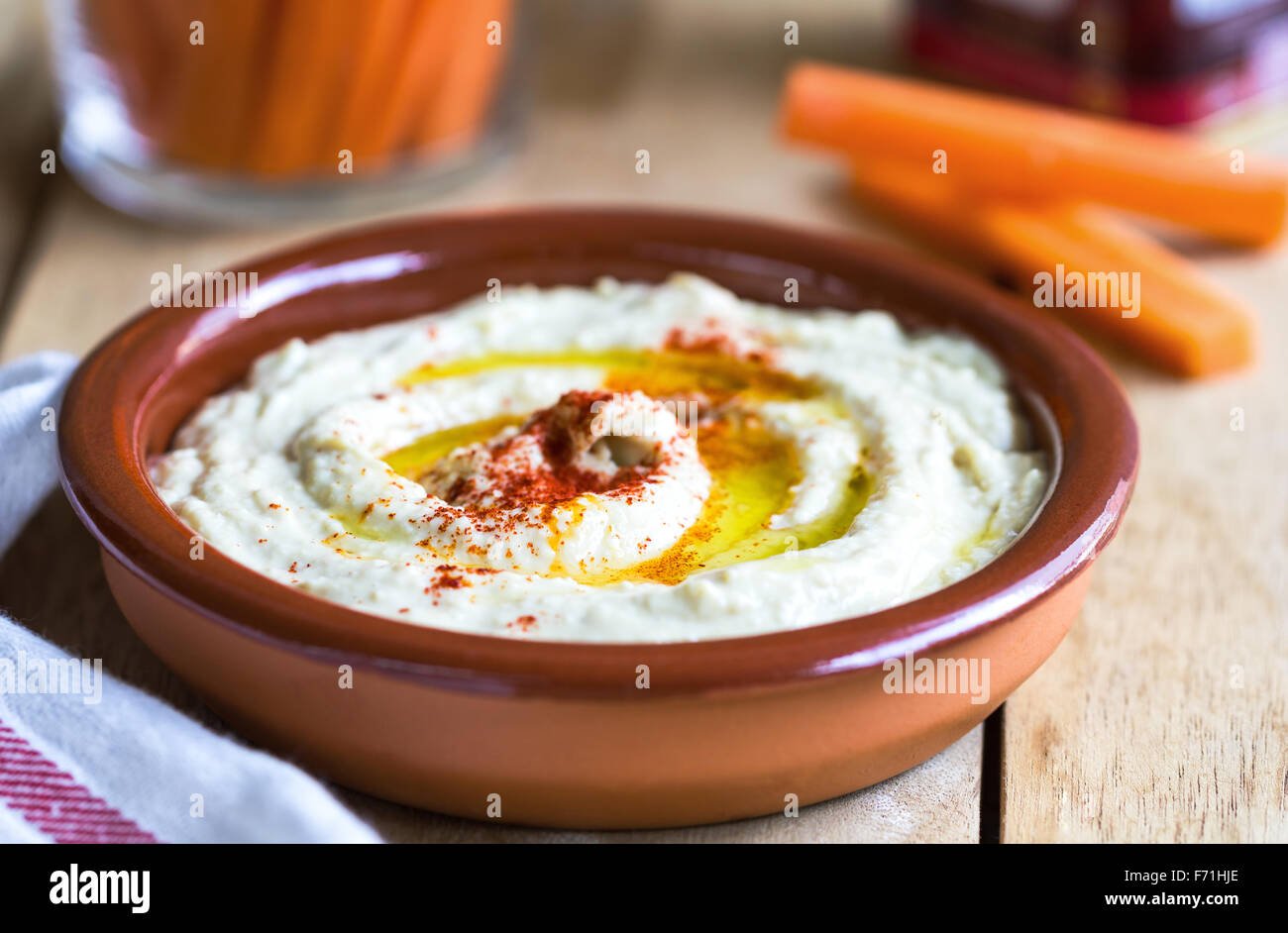 Hausgemachter Hummus mit Karotten-sticks Stockfoto