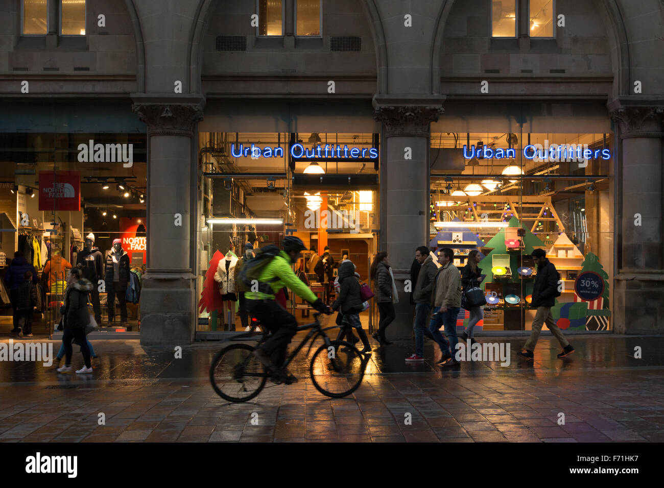 Glasgow, Scotland, UK - Urban Outfitters Shop und Radfahrer tragen Warnkleidung auf Glasgow Style Meile, Buchanan St Stockfoto