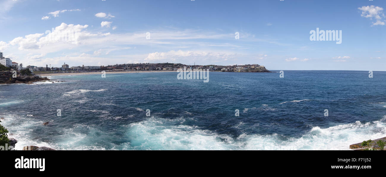 blauer Himmel Wasser Welle panorama Stockfoto