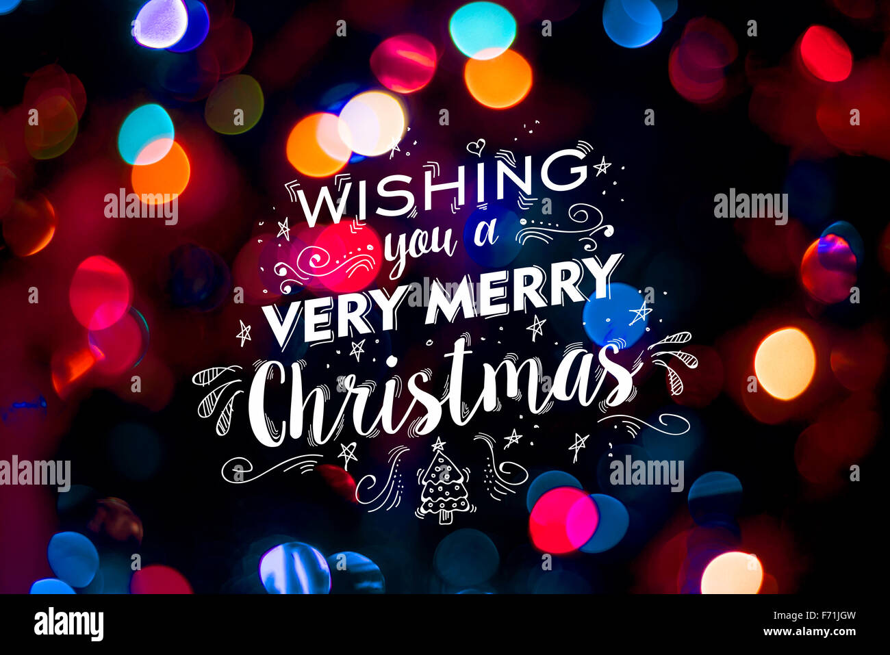 Frohe Weihnachten Karte, Text-Label mit Kiefer und niedlich handgezeichnete Urlaub Elemente auf hellem Hintergrund Bokeh. Ideal für die Saison Stockfoto