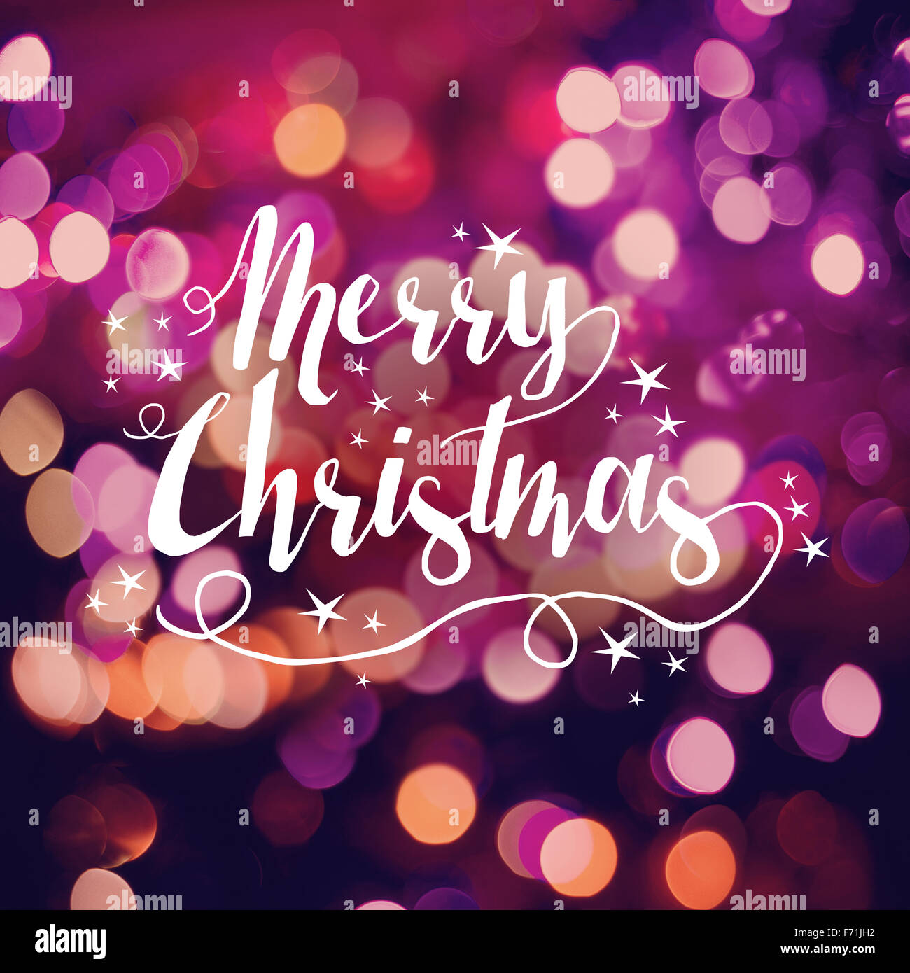 Frohe Weihnachten Karte, Beschriftung mit niedlichen handgezeichnete Sterne Elementen auf hellem Hintergrund Bokeh. Ideal für Urlaub Saison Gruß Stockfoto
