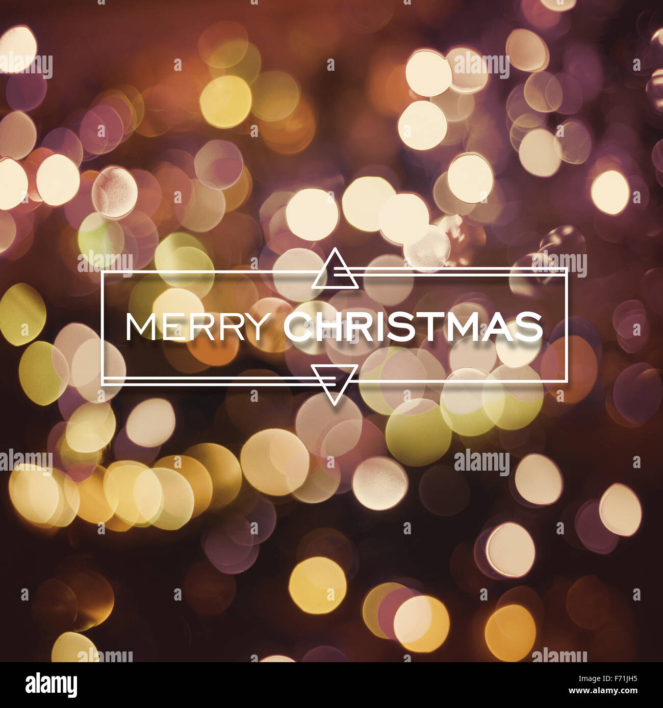 Frohe Weihnachten Karte, Beschriftung mit niedlichen Geometrieelemente auf hellem Hintergrund gold Bokeh. Ideal für Saison Urlaubsgrüße Stockfoto