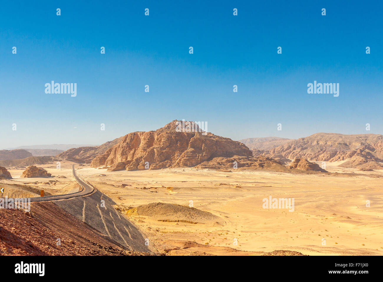 Dahab, Sinai-Halbinsel, Ägypten, Straßen- und Berge in der Wüste Sinai Stockfoto
