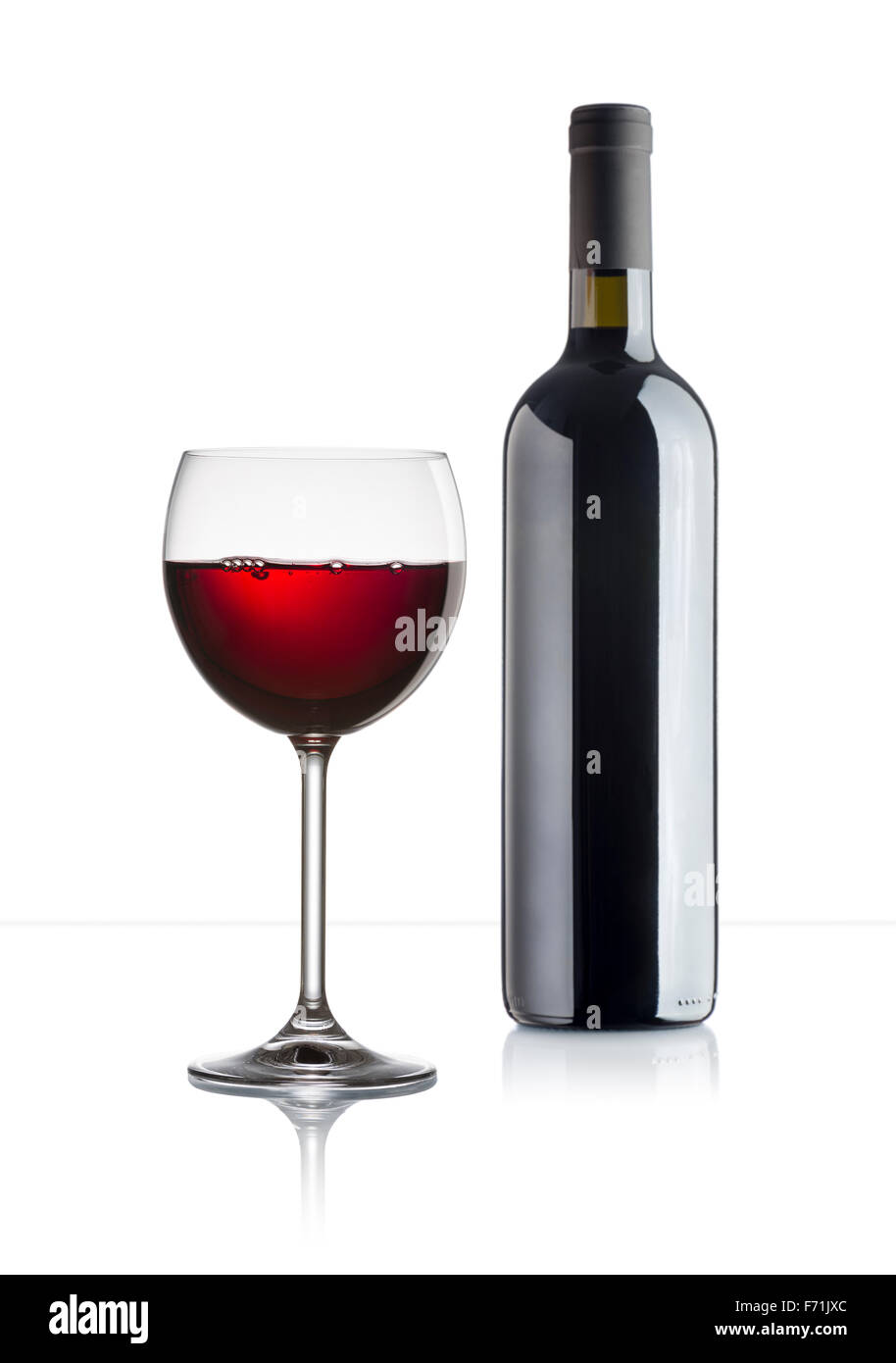 Glas Rotwein mit volle Flasche auf weißem Hintergrund Stockfoto