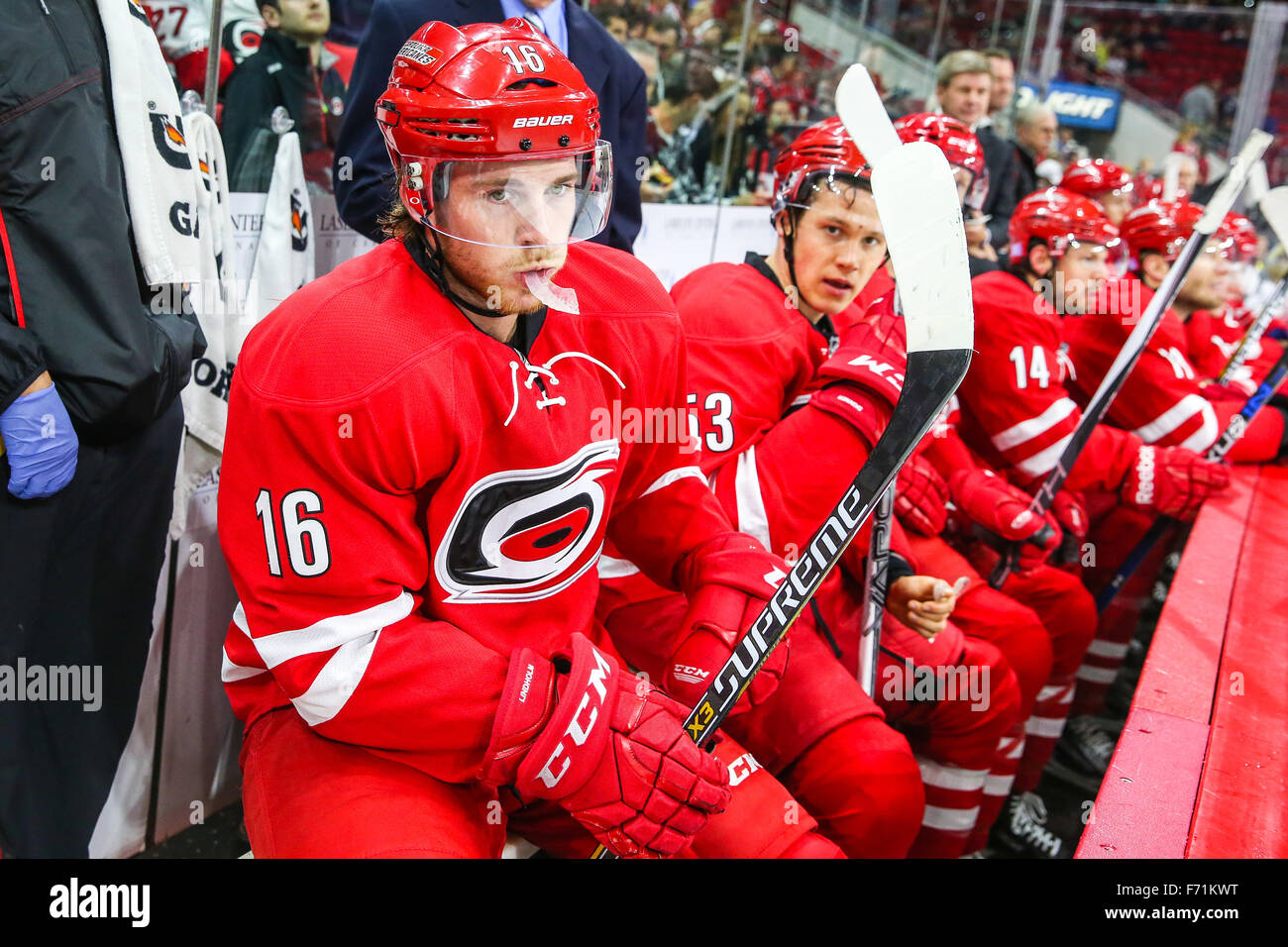 1. November 2015 - Raleigh, North Carolina, USA - Carolina Hurricanes center Elias Lindholm (16) während der NHL-Spiel zwischen den Tampa Bay Lightning und die Carolina Hurricanes in der PNC-Arena. (Kredit-Bild: © Andy Martin Jr. über ZUMA Draht) Stockfoto